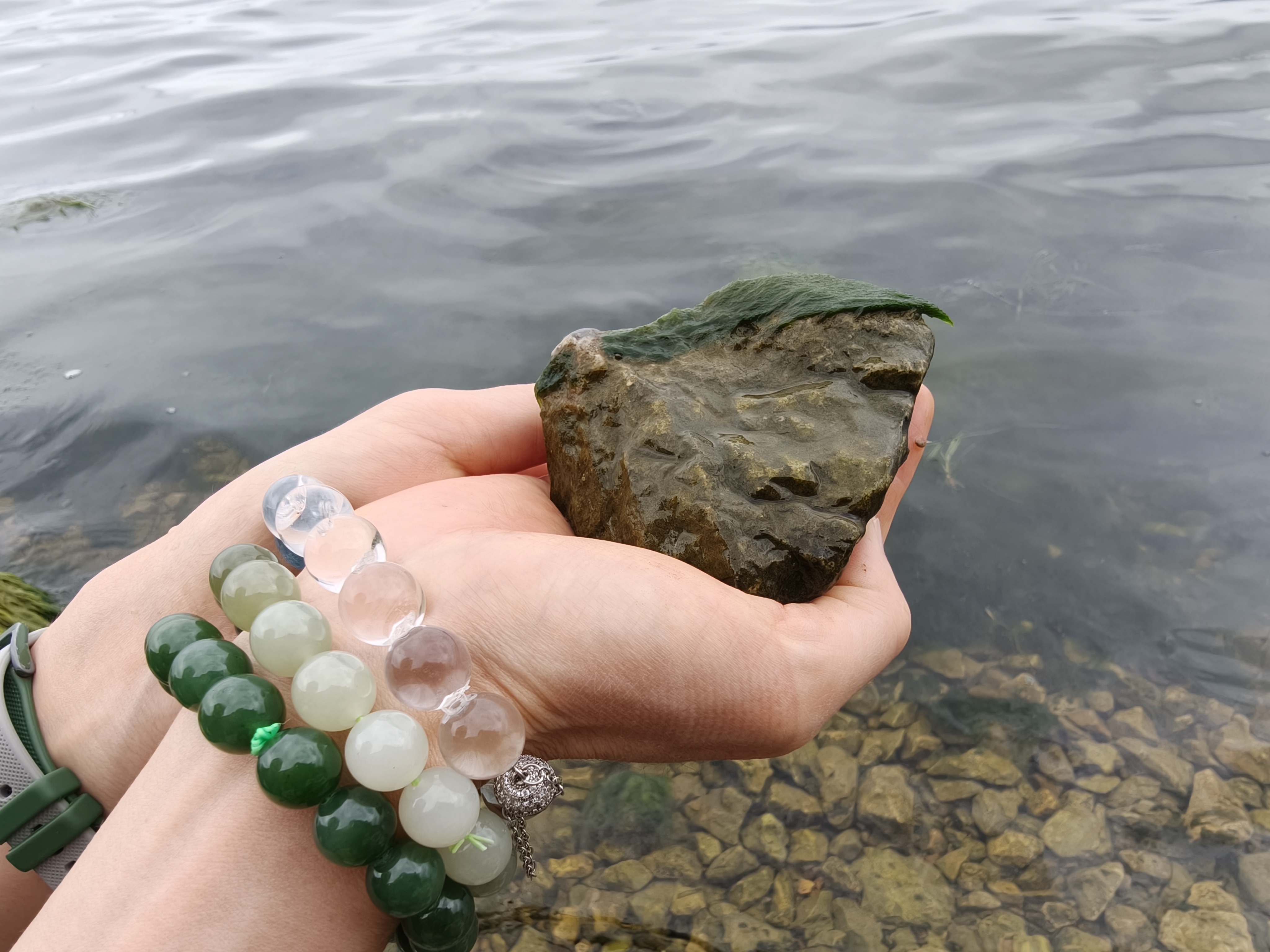 海岸边手持苔藓岩石与晶石手串