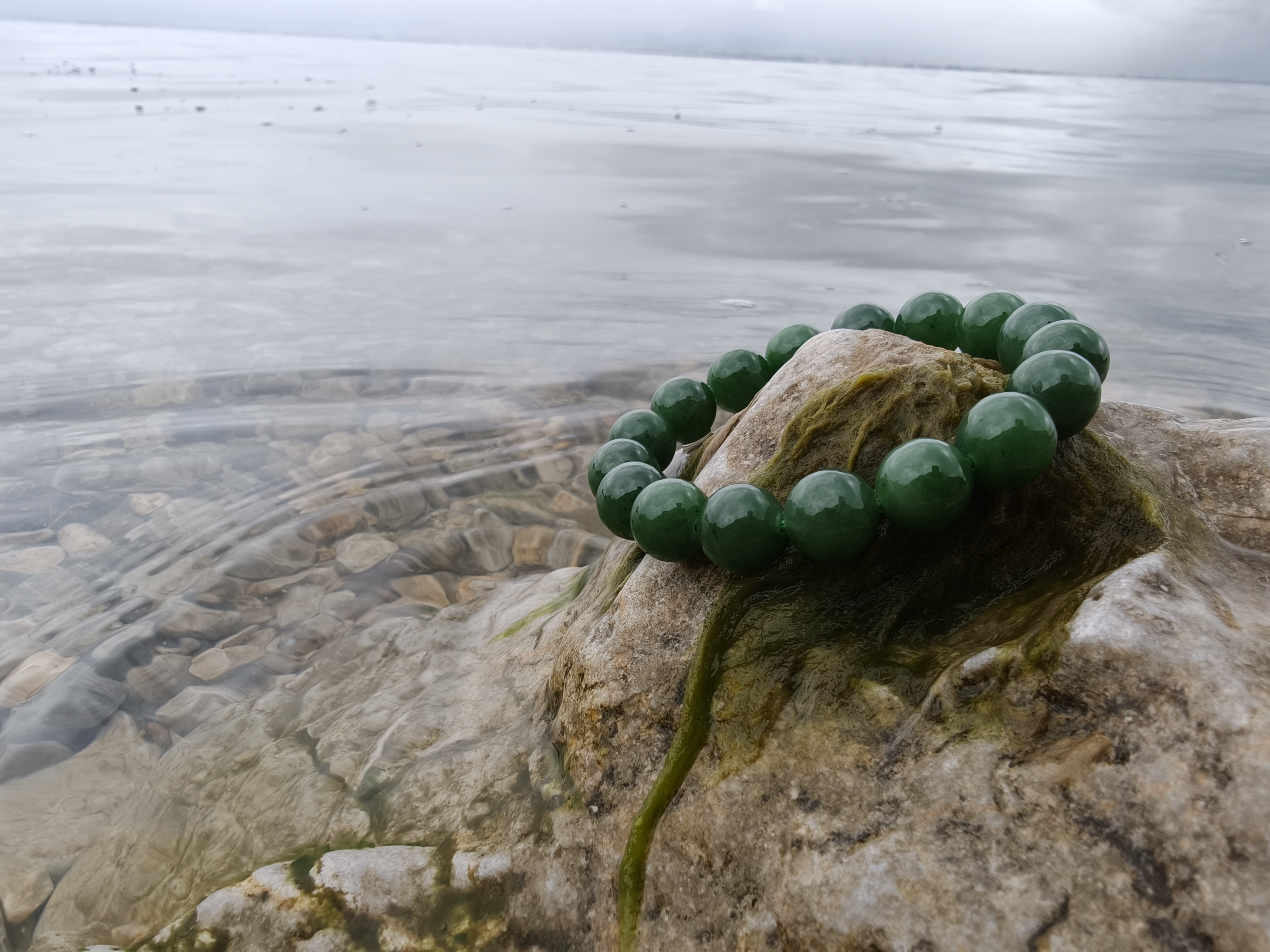 海水中天然晶石与岩石纹理